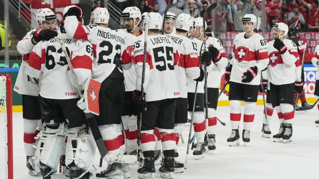 Hráči Švýcarska oslavují porážku Kanady