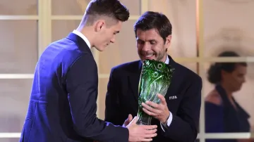 Zvonimir Boban předává Patriku Schickovi ocenění pro talent roku
