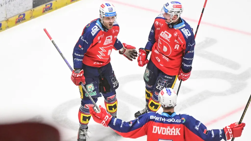 Pardubický útočník Jiří Smejkal (vlevo) se raduje s Janem Mandátem z gólu proti Třinci