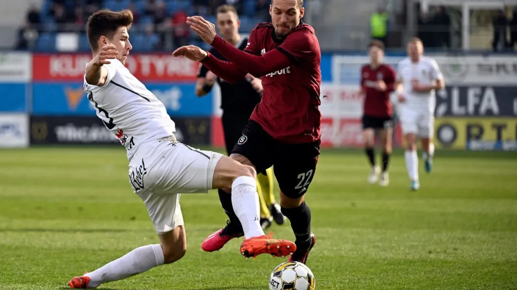 Lukáš Haraslín ze Sparty v souboji s Petrem Kodešem z Hradce Králové