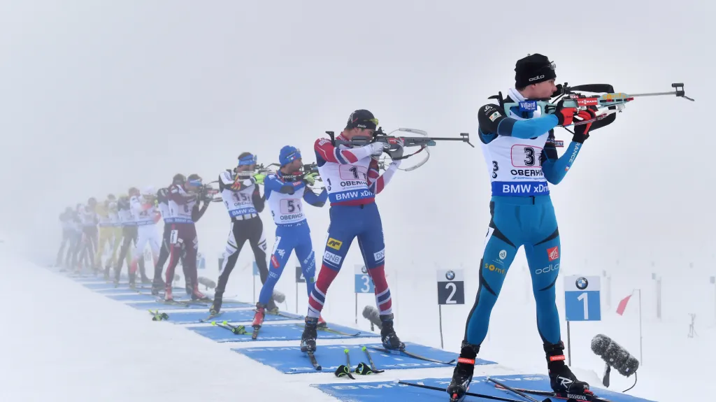 Biatlonisté v houstnoucí oberhofské mlze