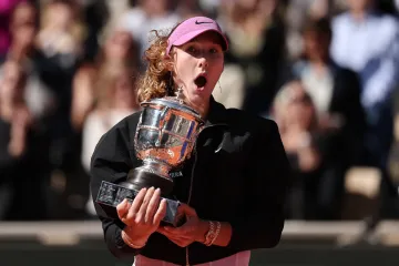 Mirra Andrejevová s trofejí z Roland Garros