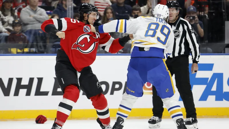 Brenden Dillon z New Jersey v bitce proti Alexi Tuchovi