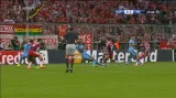 Moment v utkání Bayern - Man. City: Götze nastřelil ve vápně Companyho ruku (21. min.)