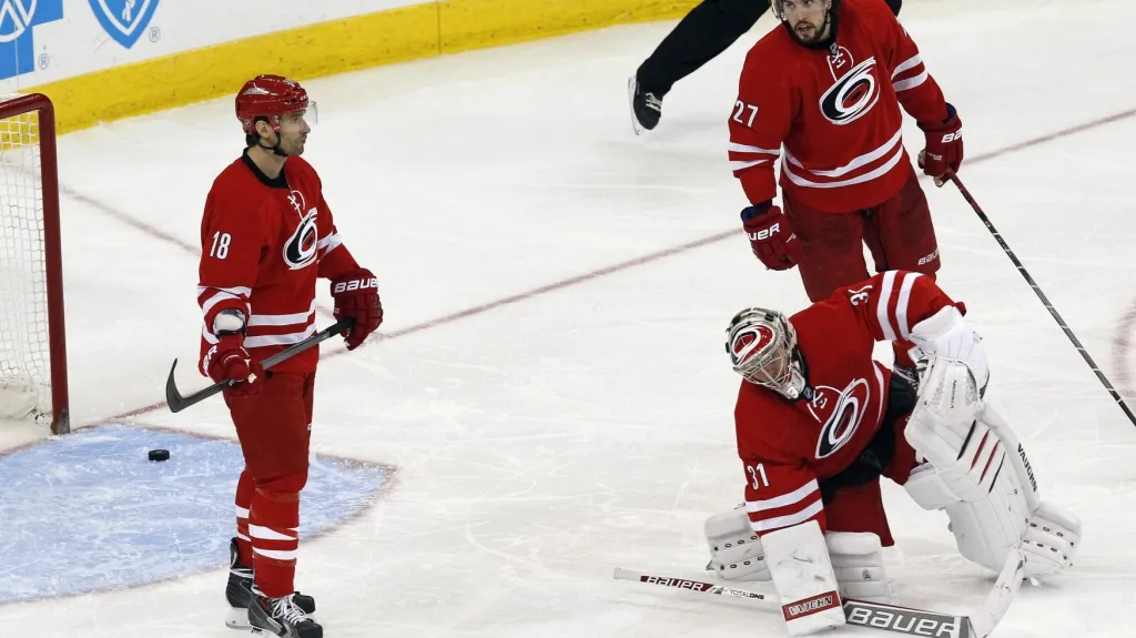 Zklamaný Radek Dvořák (vlevo) v dresu Caroliny