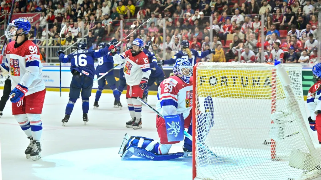 České hokejistky inkasují gól v utkání proti Finkám