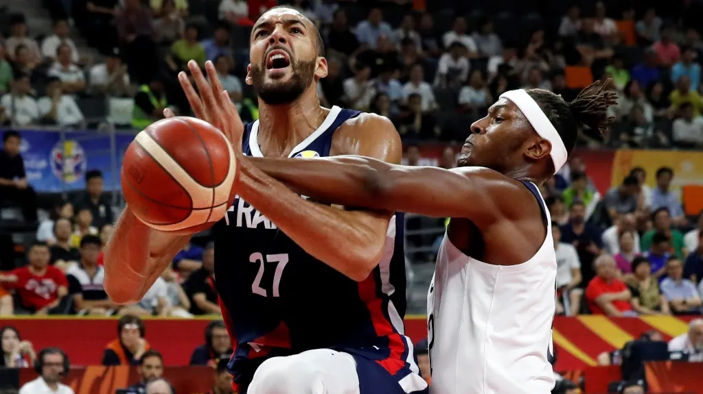 Rudy Gobert z Francie v utkání s USA na mistrovství světa