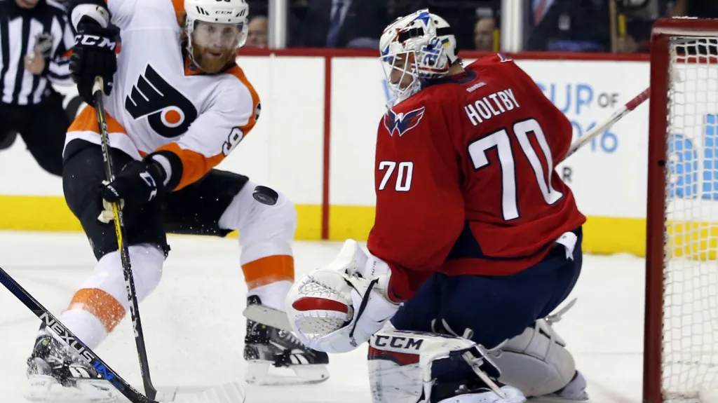 Jakub Voráček před brankářem Washingtonu Bradenem Holtbym