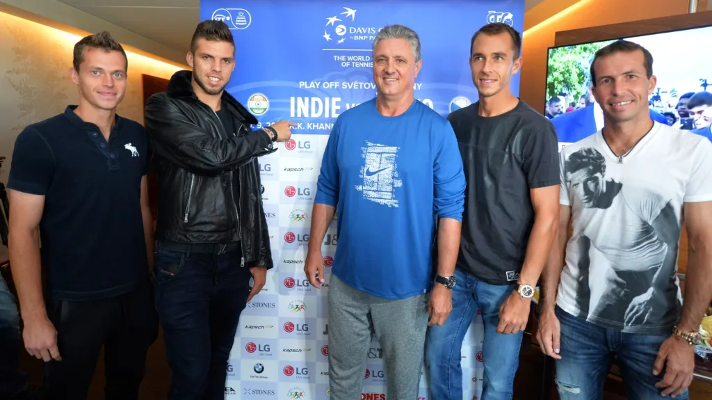Čeští tenisté před odletem do Indie