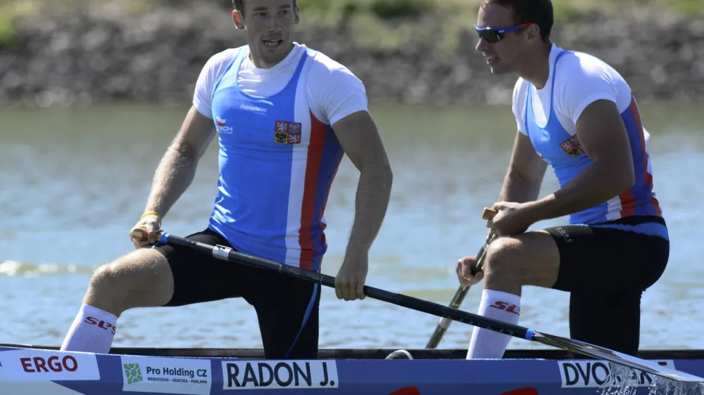 Jaroslav Radoň (vlevo) a Filip Dvořák po dojezdu do cíle