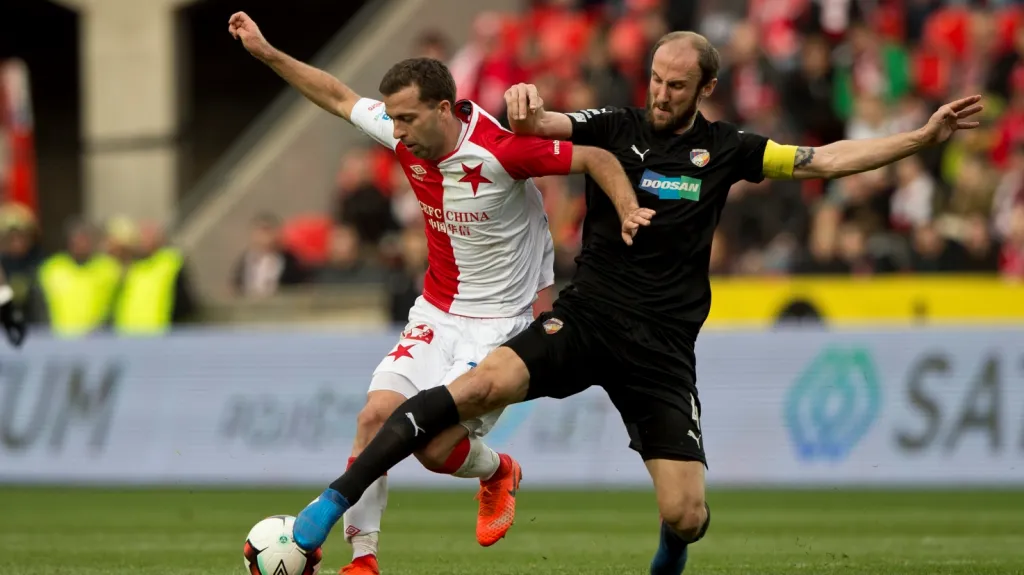 Josef Hušbauer ze Slavie v souboji s Romanem Hubníkem z Plzně