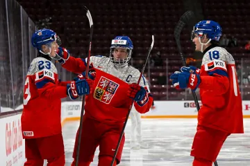 Kapitán Petr Sikora slaví s Tomášem Galvasem