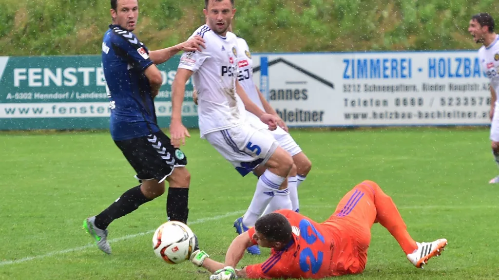 Jihlavský brankář Matej Rakovan chytá pokus jedno z hráčů Fürthu