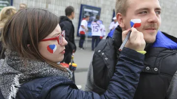 Čeští fanoušci před O2 arenou