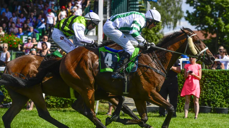 Těsné vítězství Theophila nad Hegnusem