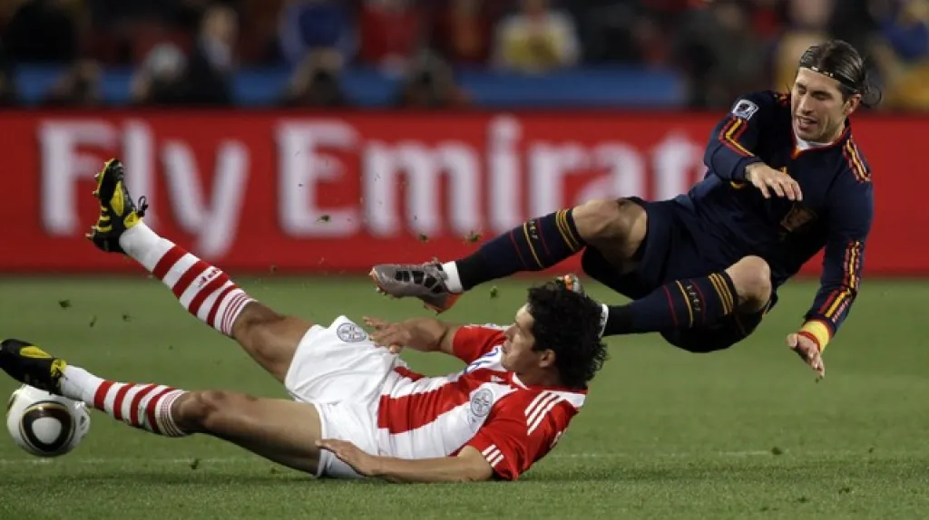 Cristian Riveros (vlevo) a Sergio Ramos