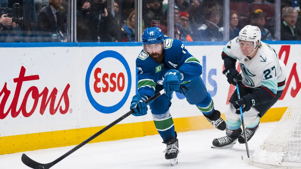 Filip Hronek v utkání NHL