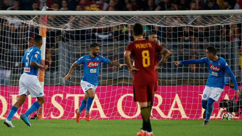 Lorenzo Insigne (uprostřed) slaví se spoluhráči vstřelený gól