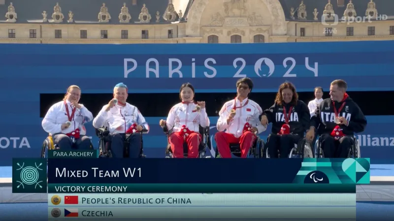 Medailový ceremoniál se stříbrnými Pultar Musilovou a Drahonínským