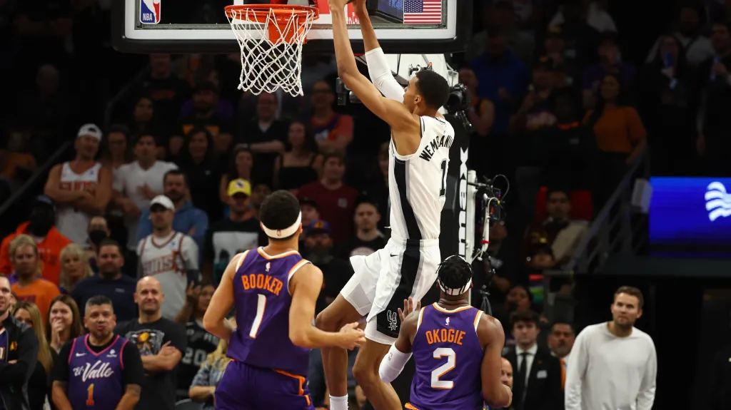 Victor Wembanyama ze San Antonia smečuje do koše Phoenixu