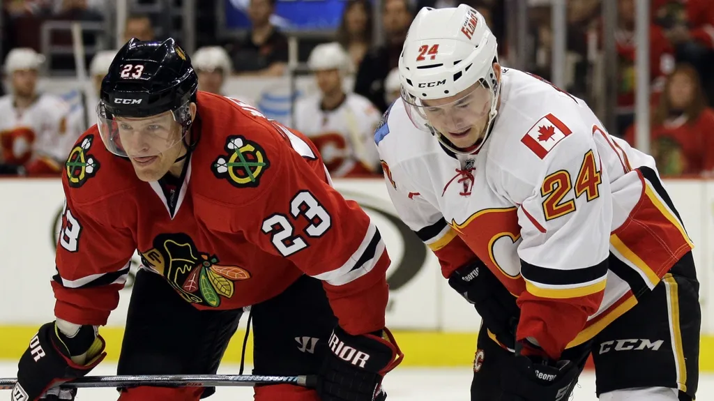 Jiří Hudler po boku Chrise Versteega ze Chicaga