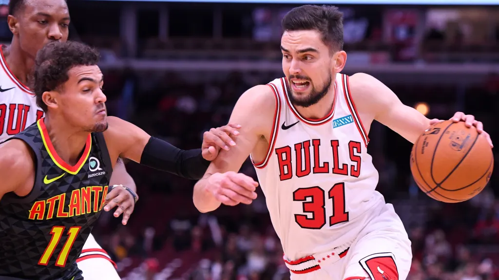 Tomáš Satoranský (vpravo) z Chicaga v utkání proti Atlantě