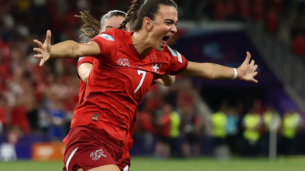 Riola Xhemailiová slaví postupový gól Švýcarek