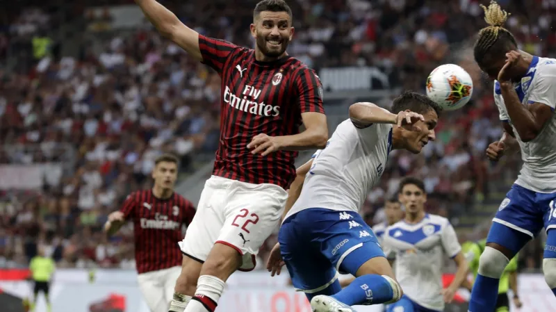 Aleš Matějů v utkání s AC Milán