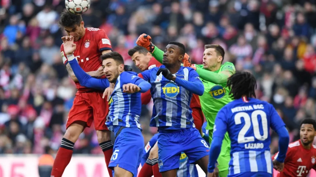 Javi Martínez z Bayernu Mnichov hlavičkuje v utkání proti Herthě Berlín