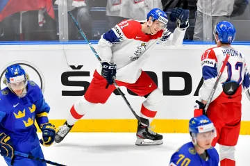 Dominik Kubalík slaví trefu s Filipem Hronkem