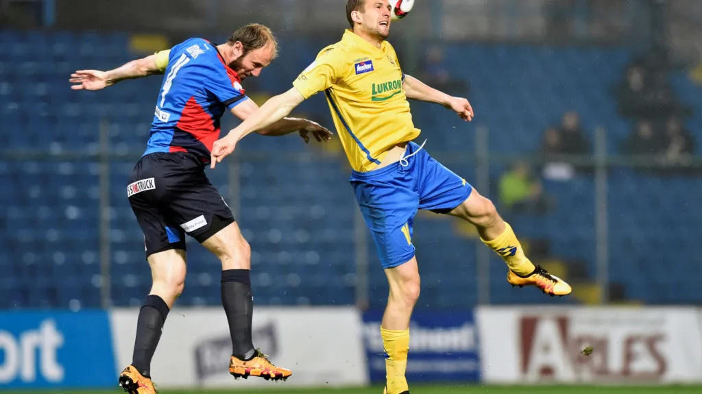 Roman Hubník v souboji s Tomášem Poznarem