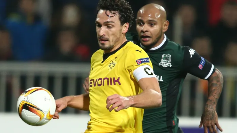 Mats Hummels z Dortmundu (vlevo) brání míč před Arim z Krasnodaru