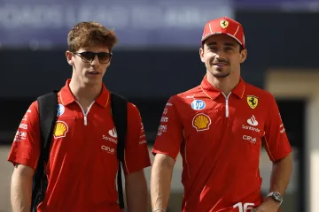 Arthur a Charles Leclercovi společně v barvách Ferrari