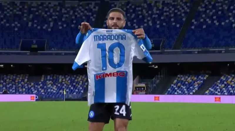 Neapol vzdala hold Maradonovi, odnesl to AS Řím