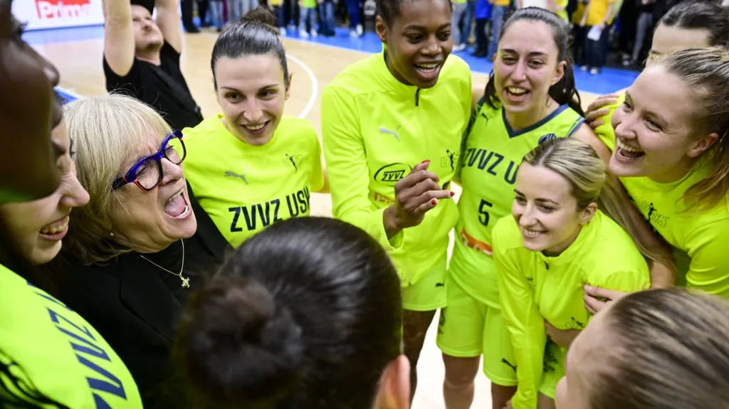 Trenérka Natália Hejková s basketbalistkami USK Praha
