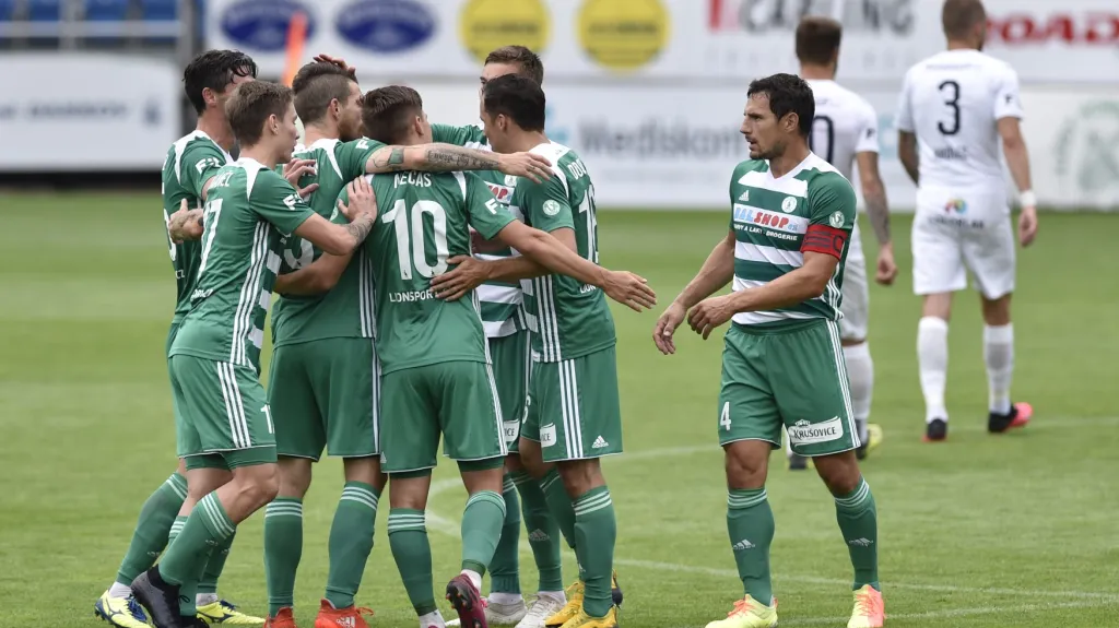 Fotbalisté Bohemians 1905 se radují z gólu v síti Slovácka