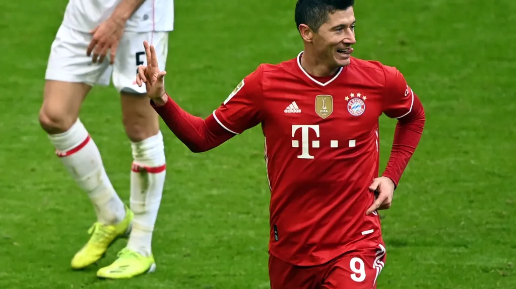 Robert Lewandowski z Bayernu oslavuje gól v Bundeslize