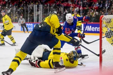 Conor Garland skóruje v semifinále, když našel puk pod Markströmem