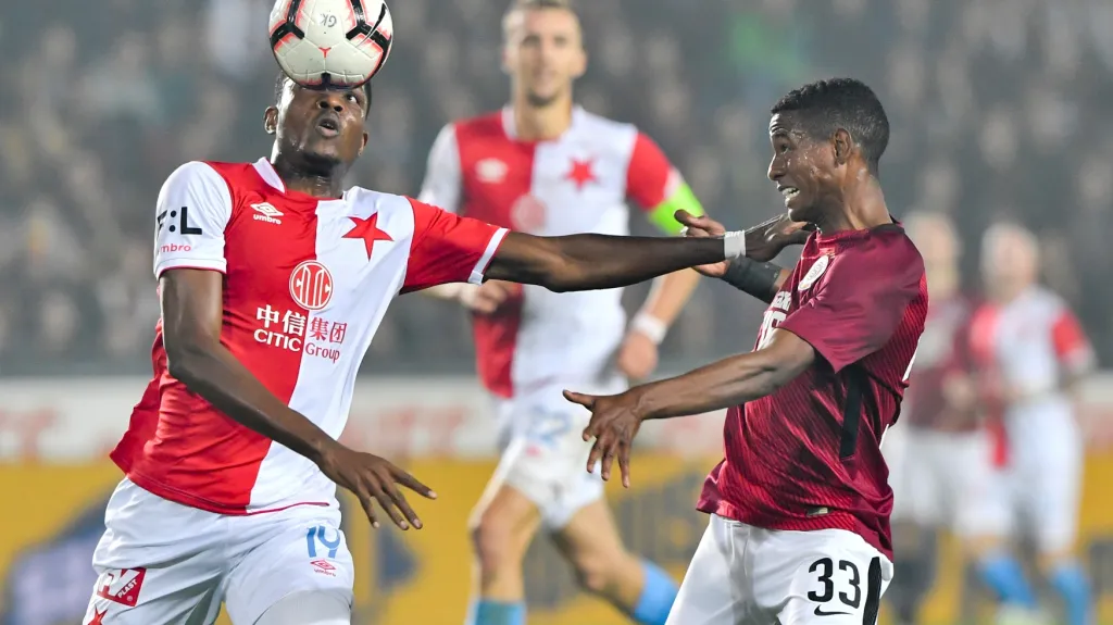 Simon Deli ze Slavie (vlevo) a Golgol Mebrahtu ze Sparty v souboji o míč