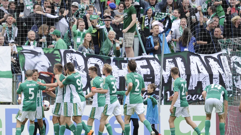Slavící fotbalisté a fanoušci Bohemians