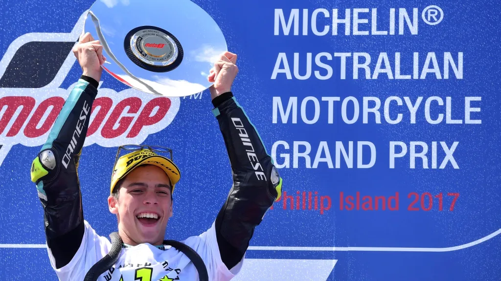 Joan Mir s trofejí pro světového šampiona v kategorii Moto3