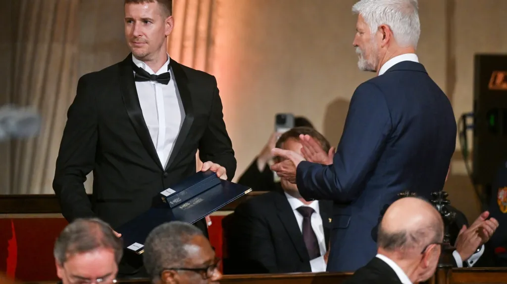 Roman Červenka s medailí Za zásluhy od prezidenta Petra Pavla