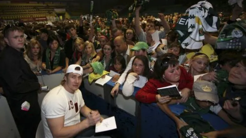 Hokejista Václav Skuhravý při autogramiádě