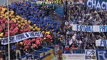 Společný transparent obou fanouškovských táborů