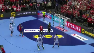 Francouzi si zkomplikovali situaci překvapivou porážkou se Španělskem