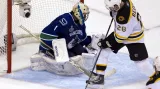 Marc Recchi překonává brankáře Vancouveru