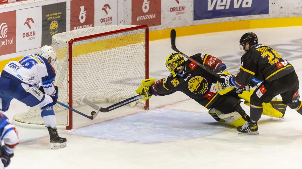Litvínovský brankář Denis Godla v souboji o puk s Lubošem Horkým z Komety Brno