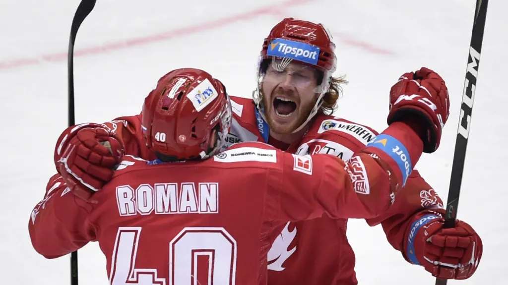 Miloš Roman a Wiliam Jack Rodewald z Třince se radují z gólu