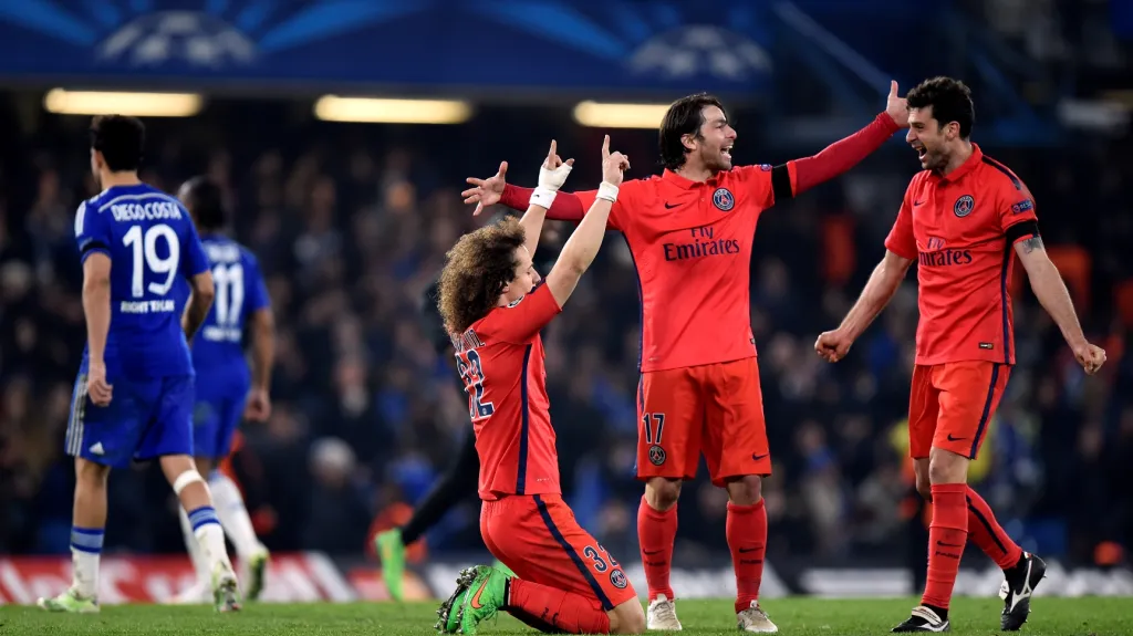 Fotbalisté PSG slaví gól v síti Chelsea
