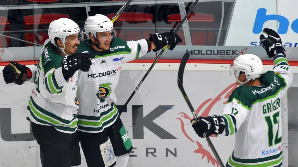 Hokejisté Karlových Varů se radují z gólu